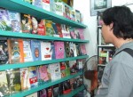 Sách dịch lấn át trên các giá sách ở Việt Nam. Tác phẩm văn học trong nước bị đánh giá là lép vế ngay cả trên thị
