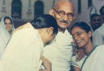 Thánh Gandhi bên hai cháu gái cùa ông là Manu (trái) và Abha. Ảnh: Independent