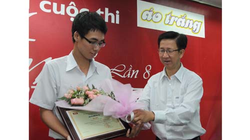 Ông Phạm Đức Hải, tổng biên tập báo Tuổi Trẻ, trao giải nhất cho Võ Minh Gia Thi - Ảnh: M.Đức