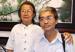 Nhà văn Trần Quốc Toàn (phải) và nhà văn Trần Hoài Dương - Ảnh: phongdiep.net