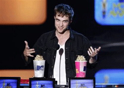 Robert Pattinson nhận giải Nam diễn viên xuất sắc nhất và giải Ngôi sao toàn cầu – Ảnh: Reuters