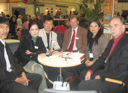 Tại Hội chợ Sách Quốc tế Gothenburg, các nhà văn VN (từ bên trái): Nguyễn Ngọc Thuần, Hồ Anh Thái, Nguyễn Thị Thu Huệ cùng đồng nghiệp Thụy Điển