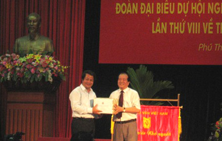 Nhà thơ Hữu Thỉnh trao tặng thơ, sách kỷ niệm cho đại diện lãnh đạo tỉnh Phú Thọ