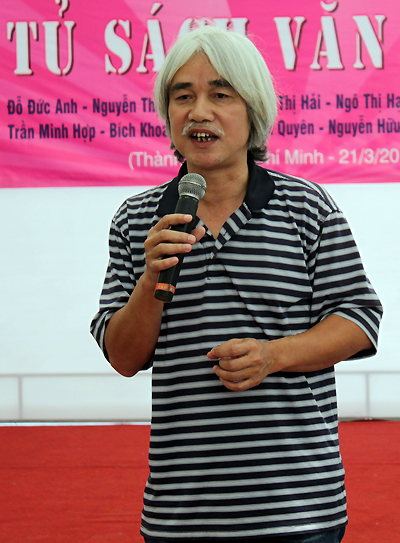 Nhà phê bình Phạm Xuân Nguyên tại buổi giao lưu "Tủ sách 8X".