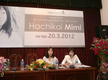 Nhà thơ trẻ Hachikai Mimi (trái) cùng phiên dịch nói chuyện với độc giả Việt Nam.