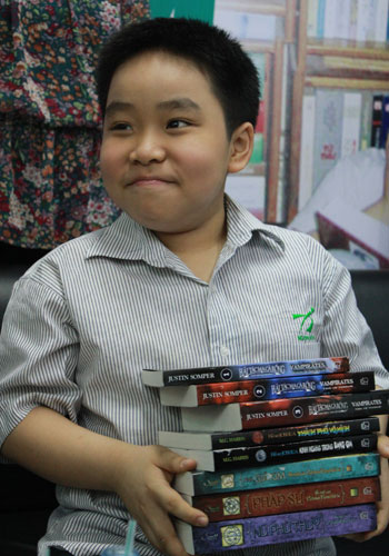 Tác giả 10 tuổi Nguyễn Bình (Việt Nam) vừa cho ra mắt tập hai của bộ tiểu thuyết Cuộc chiến với hành tinh Fantom (NXB Trẻ và Hồng Bàng) vào tháng 4-2012, sau tập một ấn hành vào tháng 11-2011