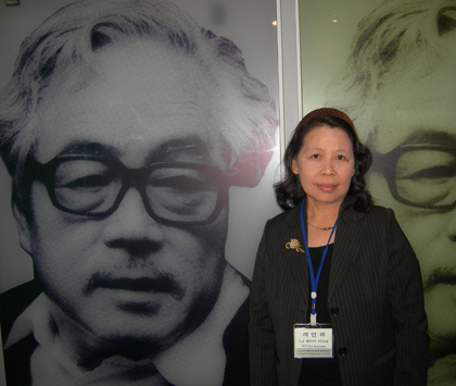 Nhà văn Lê Minh Khuê trong nhà lưu niệm nhà văn Byeong Ju Lee.