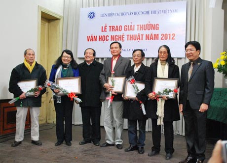 Thứ trưởng Bộ VHTT&DL Vương Duy Biên (ngoài cùng bên phải) và nhà thơ Hữu Thỉnh trao giải cho các tác giả đoạt giải A