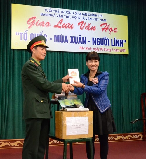Nhà văn Võ Thị Xuân Hà - trưởng ban Nhà văn trẻ - tặng sách ch những người lính.