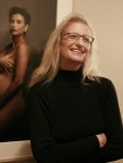 Annie Leibovitz bên bức ảnh trứ danh mà bà đã chụp cho Demi Moore