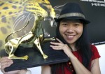 Nhà văn - đạo diễn Quách Tiểu Lộ nhận giải Báo vàng - Ảnh: Pardo