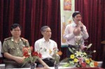 Thiếu tướng - nhà văn Hữu Ước, Phó Tổng cục trưởng Tổng cục XDLL - CAND (bìa phải) phát biểu tại buổi giới thiệu