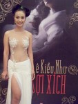 Lê Kiều Như với bìa cuốn tiểu thuyết Sợi xích