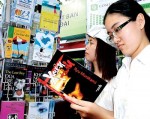 Sách văn học dịch vẫn chiếm một tỷ lệ lớn trên thị trường sách. Ảnh: AN DUNG