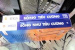 Cuốn sách "Sống như Tiểu Cường" được in lậu thiếu một chữ thành "Sống Tiểu Cường" và có kích thước nhỏ, mỏng hơn sách thật.