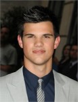Taylor Lautner 'nghỉ hưu' để đi học