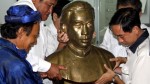 Đại diện tỉnh Tiền Giang chuyển tượng Trương Định ra xe về Gò Công - Ảnh: L.Điền
