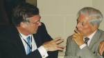 Mario Vargas Llosa (phải) tại một hội thảo trí thức Mỹ Latin và châu Âu ở Rosario, Argentina năm 2008