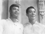 Nhà văn Nguyễn Đình Thi (trái) và nhà văn Nguyễn Huy Tưởng những ngày đầu sau Cách mạng ở Hà Nội. Ảnh tư liệu.