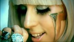 Lady Gaga chinh phục khán giả bằng cả giọng hát lẫn những bộ trang phục khác người của mình - Ảnh: Hdfan-vidz