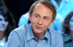 Nhà văn Michel Houellebecq tại buổi họp báo công bố kết quả giải Goncourt 2010 ở Pháp hôm 8/11. Ảnh: AFP