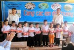 Diễn đàn Văn học trẻ cùng các em học sinh có hoàn cảnh khó khăn đến trường