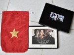 Trọn bộ sách về đại tướng Võ Nguyên Giáp gồm: sách, túi đựng bằng lụa và một hộp sơn mài.