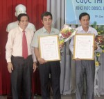 Phó Chủ tịch Hội Nhà văn VN Lê Quang Trang (bìa trái) trao giải cho các tác giả.