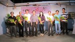 Soạn giả Huỳnh Anh - Chủ tịch Hội tặng hoa cho các tác giả