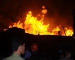 Hơn 300 cảnh sát dập kho gỗ cháy