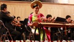 Nghệ sĩ Hải Phượng trình tấu cùng Dàn nhạc giao hưởng Sài Gòn trong đêm hòa nhạc chào mừng Hội nghị giám đốc các nhạc viện khu vực Đông Nam Á tối 22-3 - Ảnh: Hoàng Nguyên