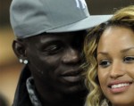 Balotelli cầu hôn bạn gái bằng nhẫn giấy