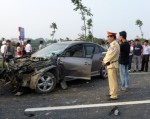 Xe Hyundai gặp nạn, tài xế bị văng ra đường