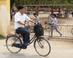 Thầy giáo không chân 15 năm đạp xe dạy học