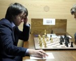 Carlsen lại vượt lên ở vòng áp chót