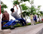 Sài Gòn lắp máy thể dục bên dòng kênh đen