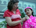 Cô bé 10 tuổi về Việt Nam tìm mẹ