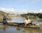 Săn gỗ dưới lòng sông Krông Ana