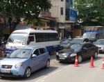 Tông xe liên hoàn, taxi 'trèo' dải phân cách