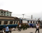 Tàu hỏa tông thủng xe container