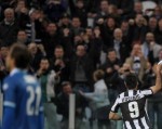 Vucini tụt quần mừng Juventus 'thoát hiểm'