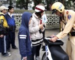 Hà Nội phạt hơn 300 phụ huynh không đội mũ cho trẻ