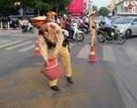 Cảnh sát quét đường đầy dầu nhớt