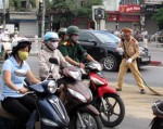 Cảnh sát giao thông làm người quét đường
