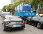 Ferrari FF 'hôn' xe tải trên làn đường xe đạp