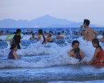 Hàng nghìn người đổ xô ra biển trốn nắng