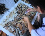 Người đưa lông gà lên tranh