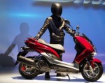Yamaha SMAX 155 thách thức Honda PCX 150