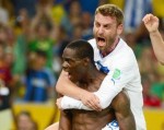 HLV Italy ra lệnh cấm Balotelli 'khoe hàng'