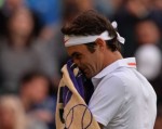 Federer nối gót Nadal rời Wimbledon